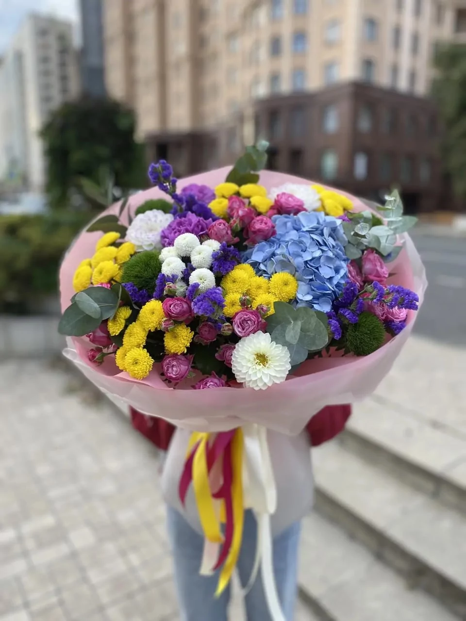 Большой яркий букет с голубой гортензией и розами