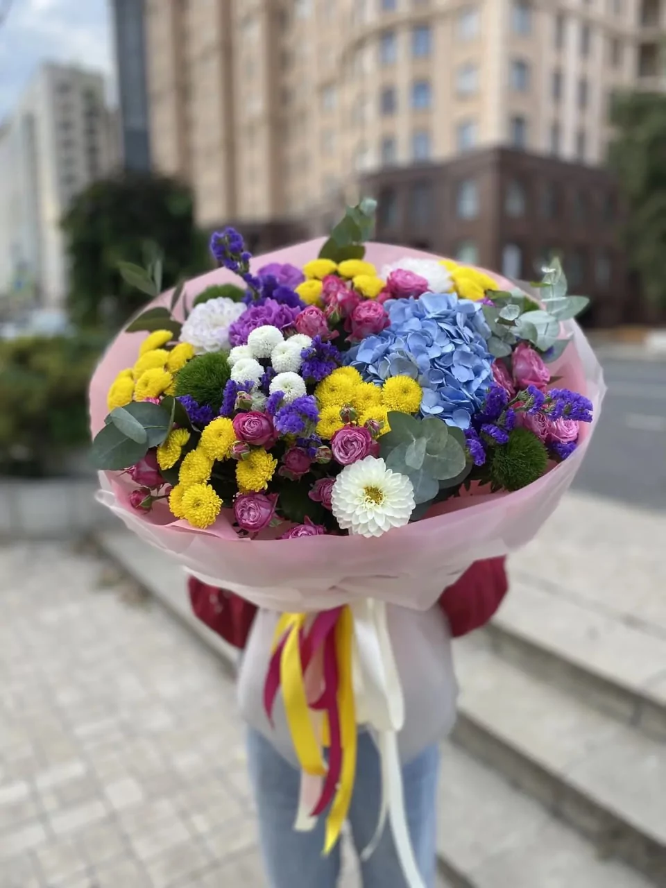 Большой яркий букет с голубой гортензией и розами — изображение 2
