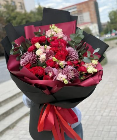 Alternative view of Большой букет из красных кустовых роз и хризантем