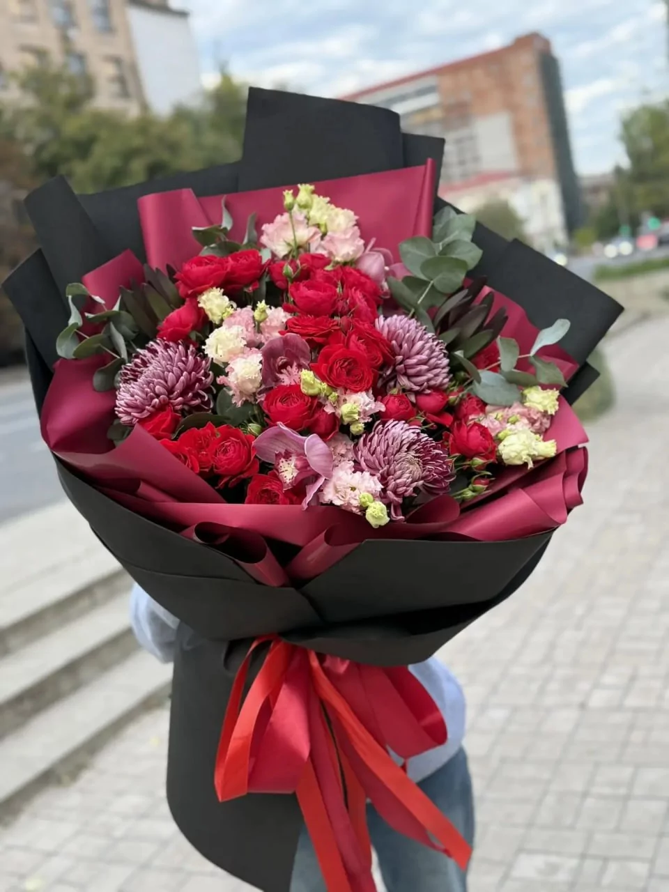 Большой букет из красных кустовых роз и хризантем — изображение 2