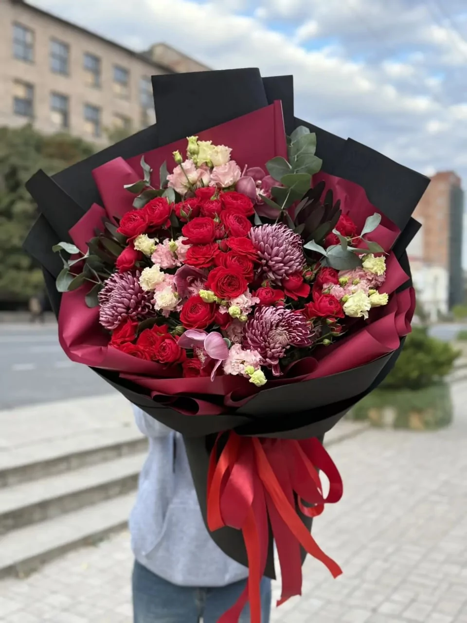 Большой букет из красных кустовых роз и хризантем — изображение 3