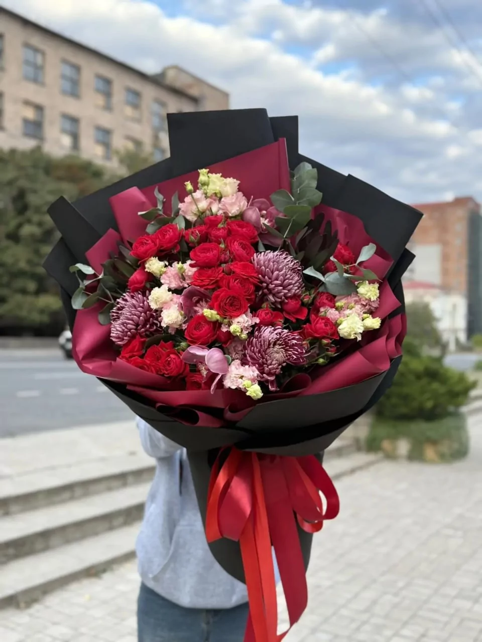 Большой букет из красных кустовых роз и хризантем — изображение 4