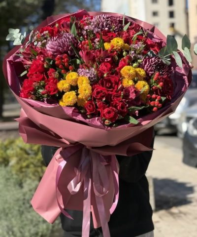 Пышный букет с кустовыми розами и хризантемами