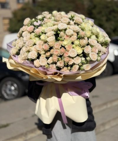 Большой букет из кремовых кустовых роз