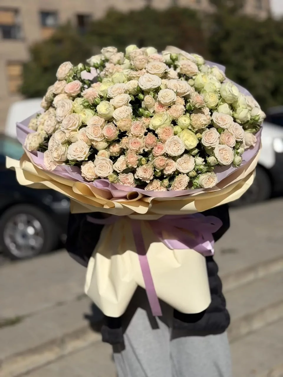 Большой букет из кремовых кустовых роз