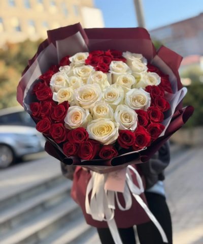 Alternative view of Большой букет из красных и белых роз
