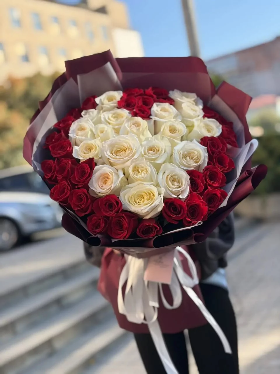 Большой букет из красных и белых роз — изображение 2
