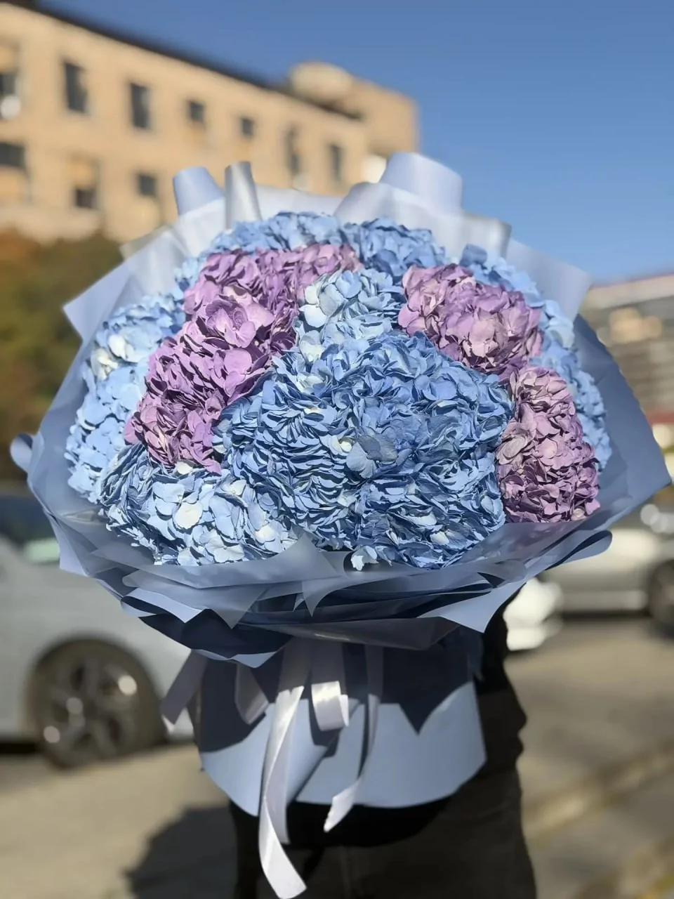 Большой букет из голубых и сиреневых гортензий — изображение 2