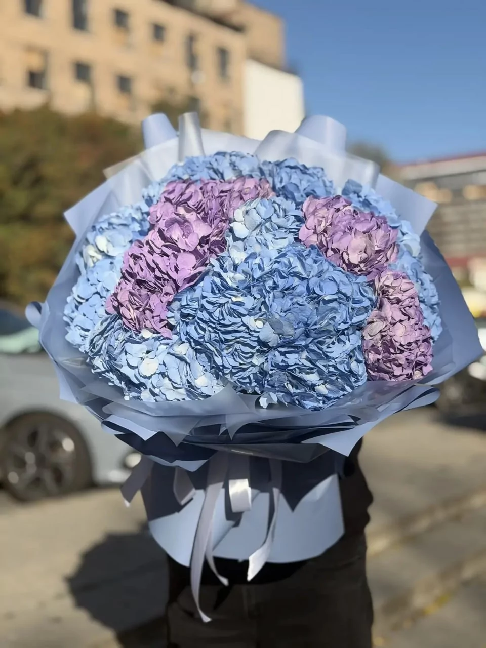 Большой букет из голубых и сиреневых гортензий — изображение 3