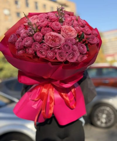 Alternative view of Большой букет из розовых пионовидных кустовых роз