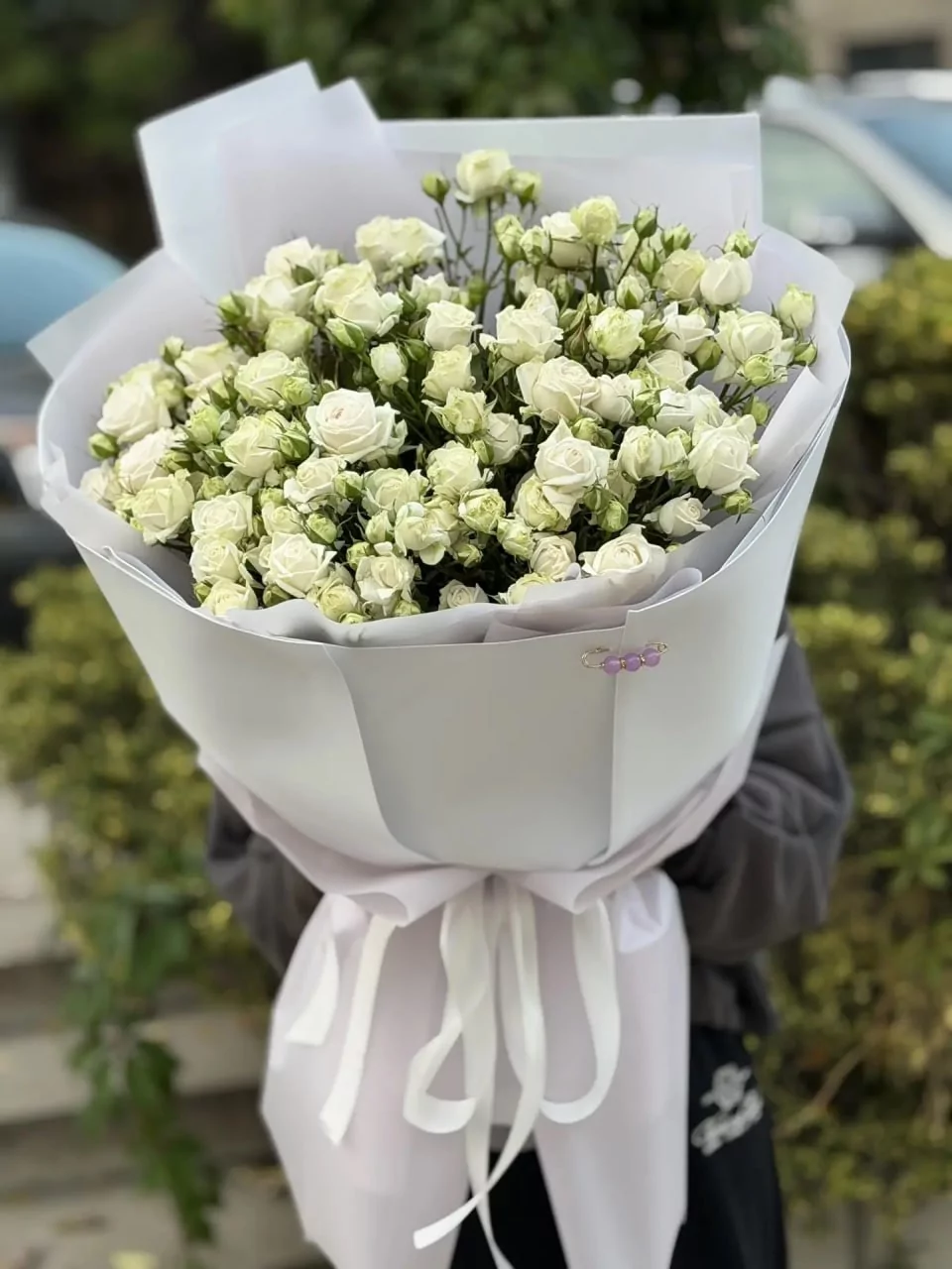 Большой букет из белых кустовых роз — изображение 2